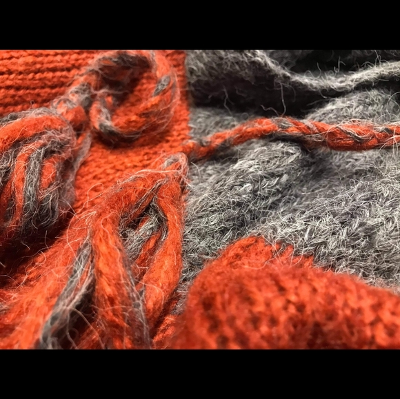 Beautiful knit poncho - Picture 6 of 7